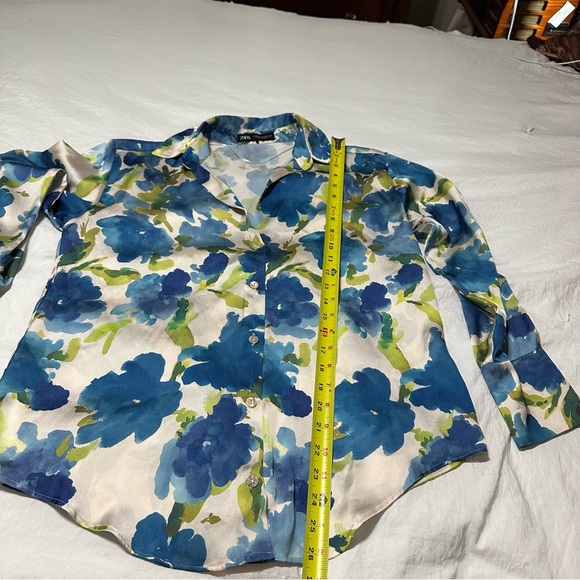 Zara Women’s Blue and Green Floral Button-Down Shirt - Picture 3 of 4